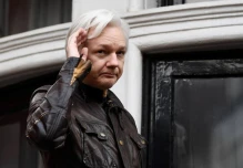Informes de Contraloría confirman irregular trato a situación de Julian Assange
