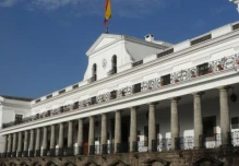 Ecuador cumple metas con el FMI y avanza en ajustes fiscales