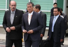 Correa pide renuncias para el último semestre