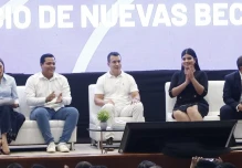 Noboa anunció la entrega de 2.500 becas