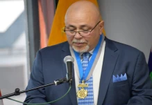 Joseph Vigueras, de la embajada de EE.UU., fue condecorado por la Policía
