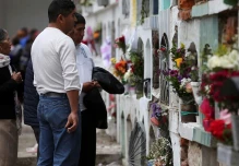 Cientos de personas acuden a los cementerios por el Día de Muertos