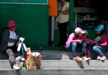 El pleno empleo cae y la informalidad aumenta en el mercado laboral ecuatoriano