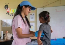 La Selva Eco-Lodge apoya a niños de El Pilche con salud y educación