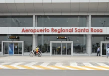 Grupo armado irrumpió en aeropuerto de Santa Rosa
