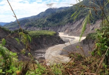 La erosión del río Coca pone en riesgo infraestructuras cruciales