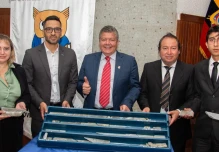 Lundin Gold entregó muestras a la Escuela Politécnica