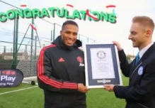 Luis Antonio Valencia recibió un premio de los Récord Guinness 