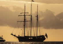 El barco que recrea la vuelta al mundo de Darwin llegó a Galápagos