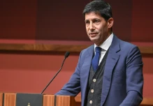 Kevin Warsh asume la presidencia de la Fed tras aprobación del Senado de EE.UU.