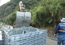 El armado de puente Bailey en la vía Baños-Puyo inició