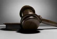 Policía es sentenciado a más de 29 años de prisión por violar a una adolescente