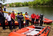Francia donó 5 botes a los bomberos para enfrentar inundaciones