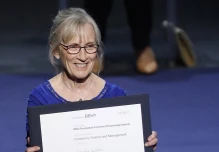 Nobel premia estudios sobre la mujer en mercado laboral de estadounidense Claudia Goldin