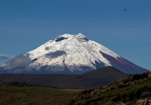 El volcán Cotopaxi registra lahares tras emitir vapor y ceniza