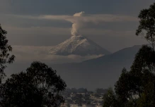 El Cotopaxi emite columna de gases y vapor de 500 metros