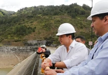 Noboa inspeccionó la central hidroeléctrica Mazar