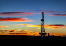 El petróleo de Texas baja un 1 % afectado por la tormenta Beryl y la situación en Gaza