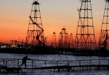 El petróleo de Texas sube a 77,72 dólares el barril pero pierde un 2,3 % semanal