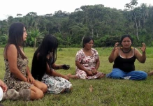"Mi marido me maltrató mucho. Aguanté 2 años": la lucha de las indígenas amazónicas en Ecuador