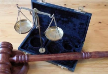 Ecuador no puede garantizar justicia a inversionistas y requiere laudos, según expertos