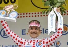 Carapaz conquista el techo del Tour y mañana saldrá con el maillot de la montaña