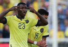 Moisés Caicedo y Kendry Páez en la concentración de Ecuador para el partido ante Bolivia
