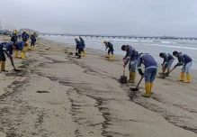 Santa Elena: Un derrame de petróleo provocó el cierre de playa