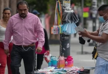 53 de cada 100 trabajadores en Ecuador están en la informalidad