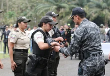 El Gobierno entregó 1.735 subfusiles a la Policía