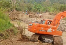 Maquinaria de Prefectura de Zamora Chinchipe trabaja en encausar la quebrada de Cayamatza