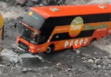 Un bus quedó atrapado en el río Marker