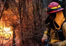 128 bomberos luchan para sofocar los incendios en Quito