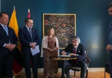 El escritor nicaragüense Sergio Ramírez recibe en Madrid la nacionalidad ecuatoriana