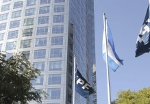 Justicia de EE.UU. ordenó a Argentina renunciar a su 51% de YPF