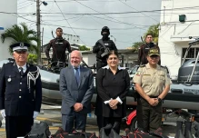 Francia entregó embarcación y equipos de buceo a la Policía Nacional