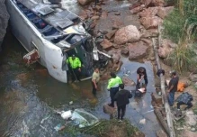 Accidente de bus dejó 4 muertos en el límite de Azuay y Loja