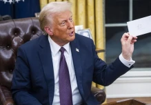 Trump desmantela el legado de Biden con una ola de decretos