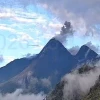 Nueva emisión de ceniza y rocas registra el volcán Reventador 