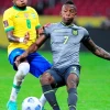 Gustavo Alfaro, molesto con el arbitraje y el VAR tras perder contra Brasil