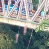 2 cuerpos colgados en un puente horrorizan a Orellana