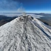 La cumbre glaciar del Cotopaxi amaneció cubierta de ceniza