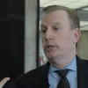 Michael Fitzpatrick observa gente en pánico por investigación del crimen de Villavicencio