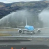 Richard Carapaz es recibido con arco de agua a su llegada a Quito