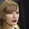 Taylor Swift consagra su legado en unos Grammy donde Karol G y Peso Pluma se estrenaron