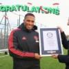 Luis Antonio Valencia recibió un premio de los Récord Guinness 