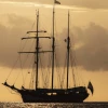 El barco que recrea la vuelta al mundo de Darwin llegó a Galápagos