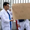 Crisis en el sistema de salud en Ecuador: despidos y falta de insumos desatan protestas en Quito