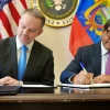 Ecuador y Estados Unidos firman acuerdo comercial que elimina sobretasas a parte de exportaciones no petroleras