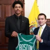 RJ Luis Jr., el primer ecuatoriano en la NBA, fue homenajeado por Noboa